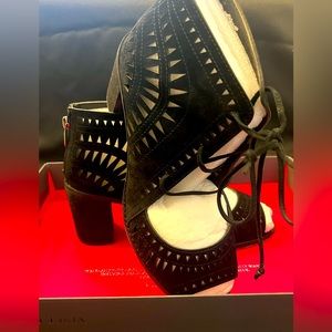 Vince Camuto 8W Tarita Cut-Out Lace-up Booties